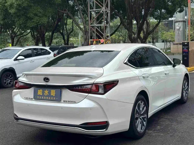 Lexus ES — Фото автомобиля 6
