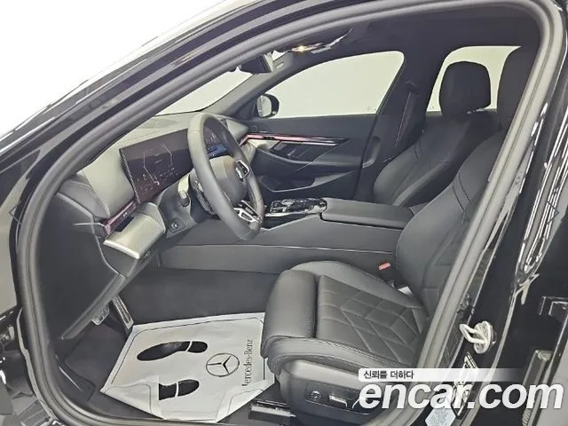 BMW 5 Series G60 — Фото автомобиля 10