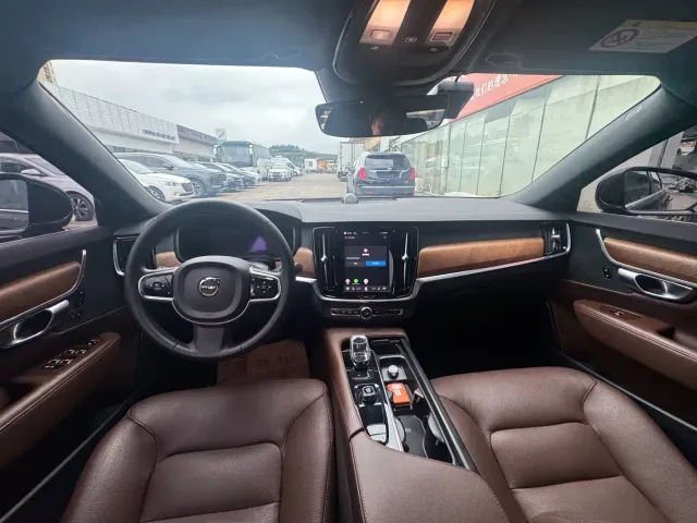 Volvo S90 — Фото автомобиля 9