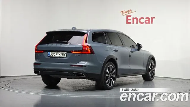 Вольво V60 V60 Cross Country 2 поколение B5 Pro AWD — Фото автомобиля 2