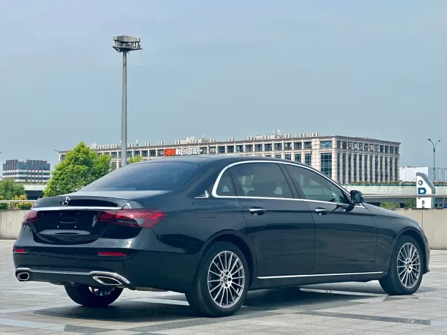 Mercedes-Benz E-Class — Фото автомобиля 12