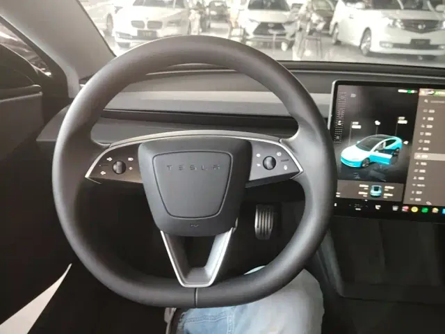 Tesla Model 3 — Фото автомобиля 10