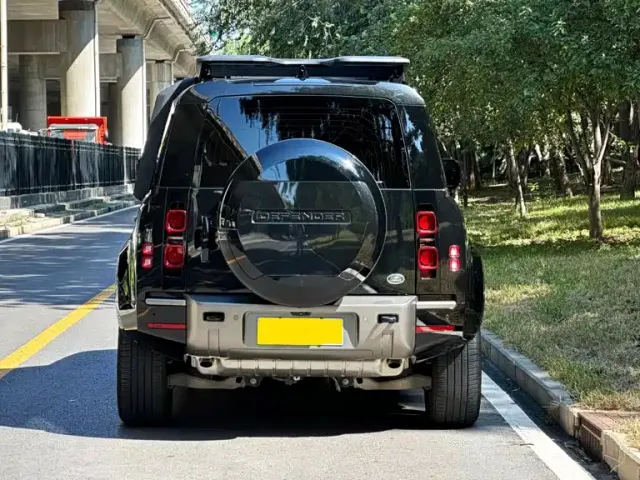 Land Rover Defender — Фото автомобиля 4