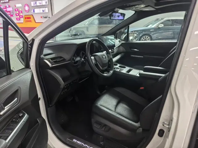 Toyota Sienna — Фото автомобиля 3