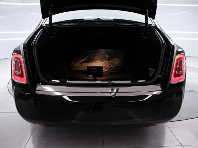Rolls-Royce Phantom — Фото автомобиля 15