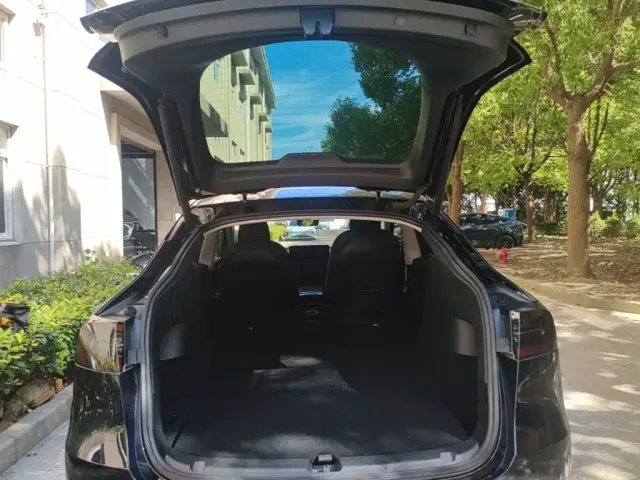 Tesla Model Y — Фото автомобиля 18