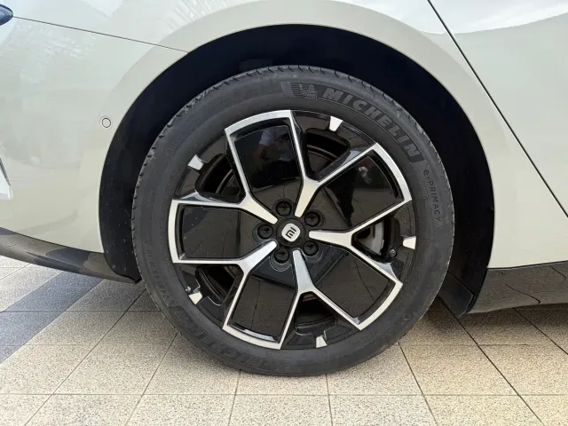 Xiaomi SU7 — Фото автомобиля 11