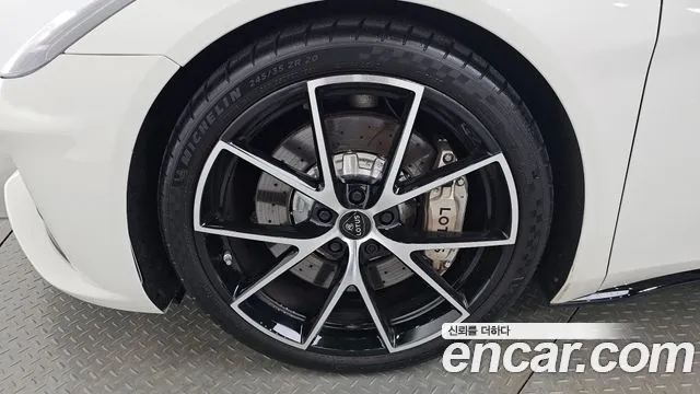 Lotus Emira — Фото автомобиля 5