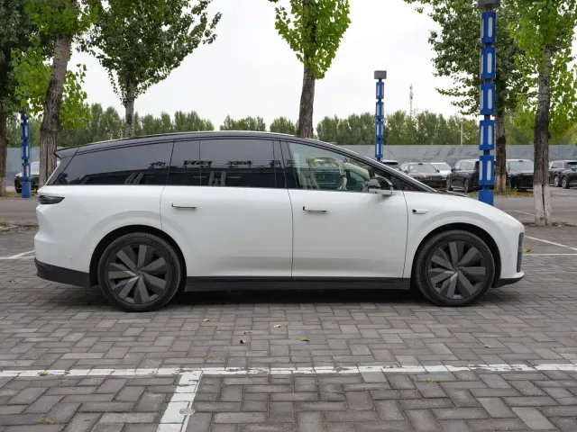Li Auto i8 — Фото автомобиля 3