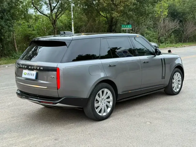 Land Rover Range Rover 2023 3.0 L6 400PS Golden Age 7-Seater Long Wheelbase — Фото автомобиля 3