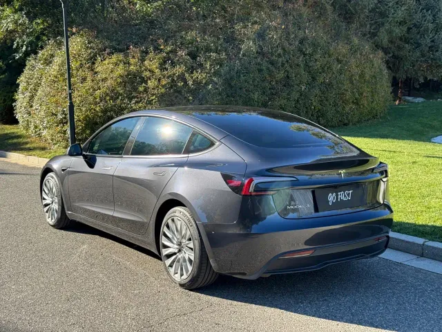 Tesla Model 3 — Фото автомобиля 5