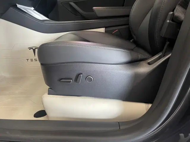 Tesla Model Y — Фото автомобиля 23