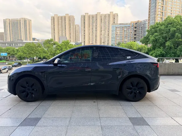 Tesla Model Y — Фото автомобиля 15