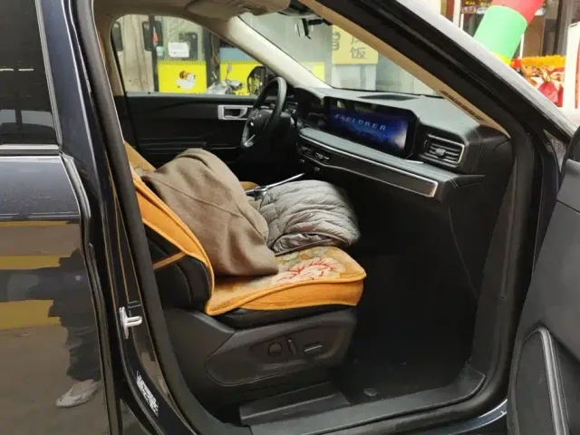 Ford Explorer — Фото автомобиля 8