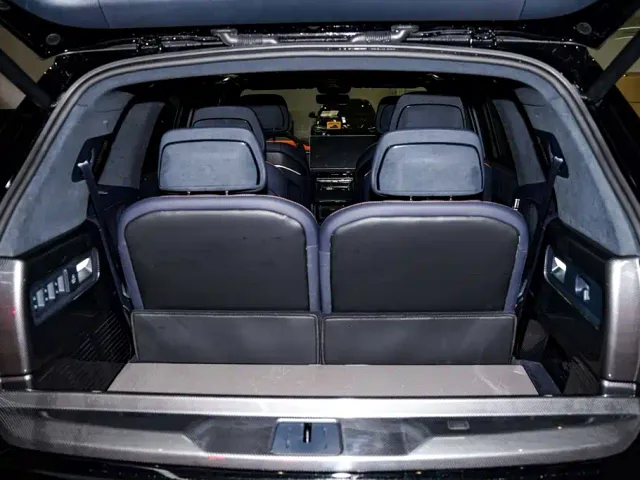 ZEEKR Zeekr 9X 2025 Model Gloss Black Edition — Фото автомобиля 14