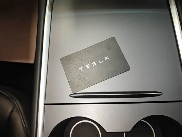 Tesla Model 3 — Фото автомобиля 8
