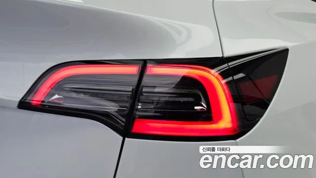 Tesla Model Y — Фото автомобиля 8