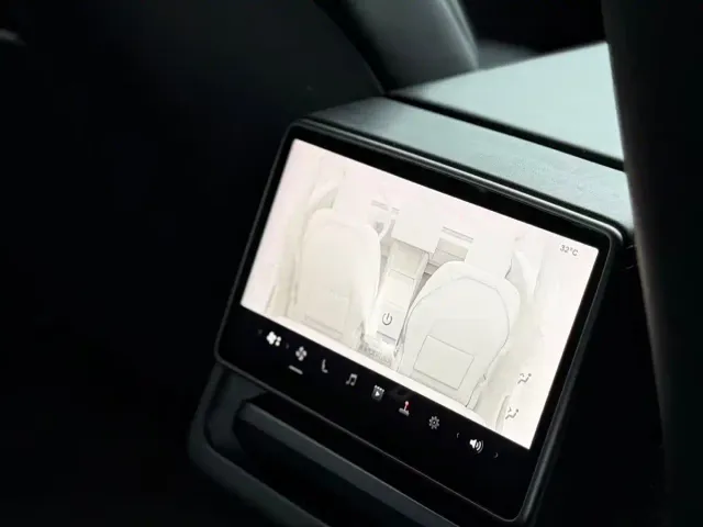 Tesla Model 3 — Фото автомобиля 9