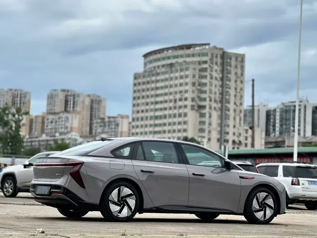 Hongqi EH7 — Фото автомобиля 9