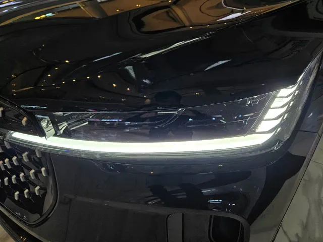 Lincoln Nautilus 2025 2.0T AWD Prestige Hybrid — Фото автомобиля 4