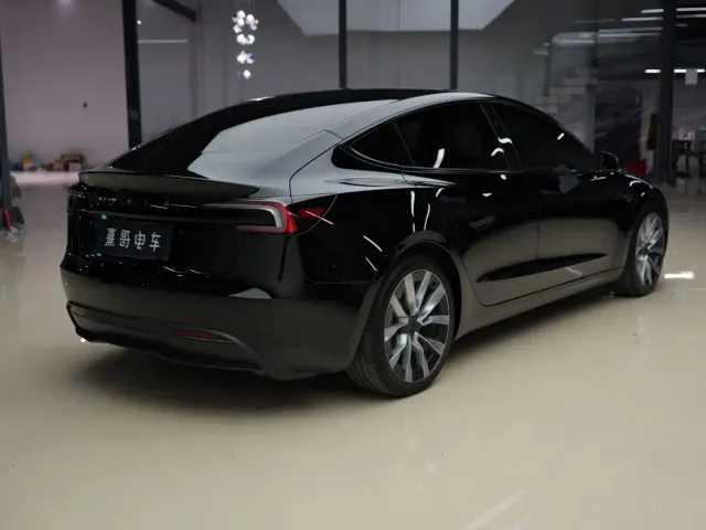 Tesla Model 3 — Фото автомобиля 4