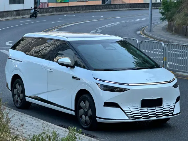 Xpeng X9 — Фото автомобиля 3