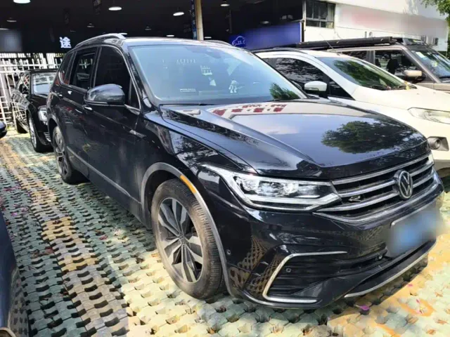Volkswagen Tiguan L 2023 380TSI 4WD R-Line Premium 7-seater — Фото автомобиля 3
