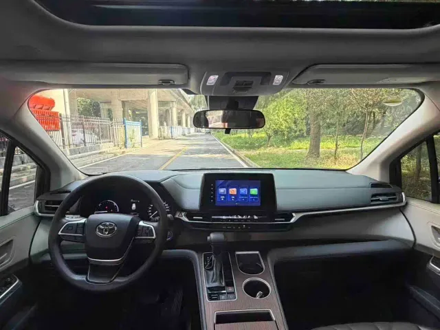 Toyota Sienna — Фото автомобиля 9