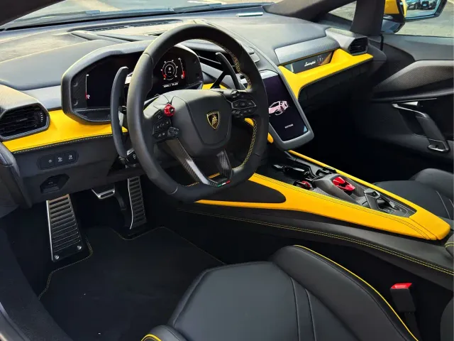 Lamborghini Revuelto — Фото автомобиля 9