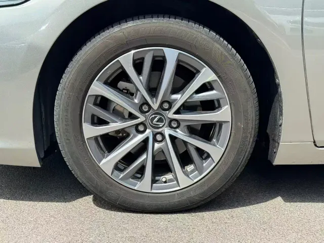 Lexus ES — Фото автомобиля 19