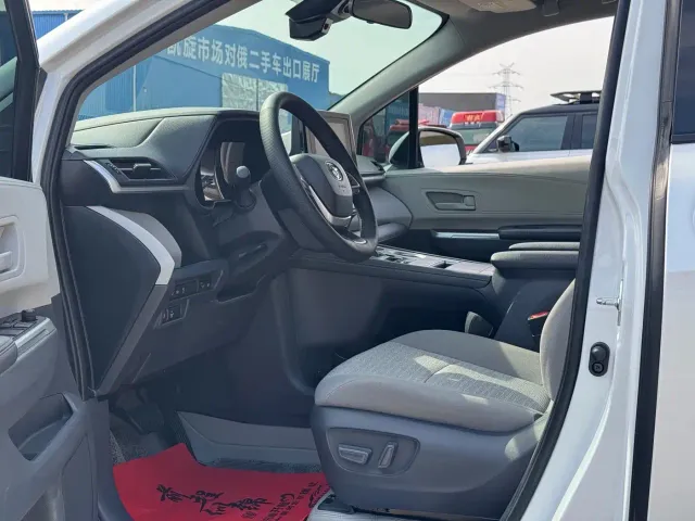 Toyota Sienna — Фото автомобиля 8