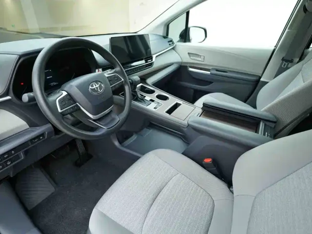 Toyota Sienna — Фото автомобиля 9