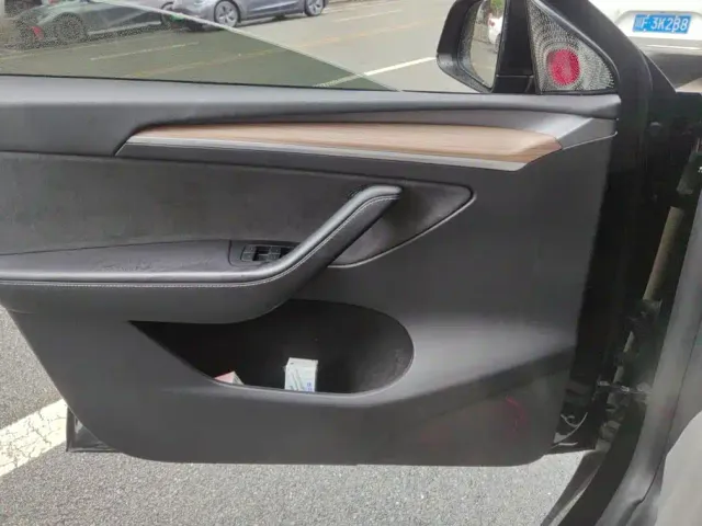 Tesla Model Y — Фото автомобиля 7