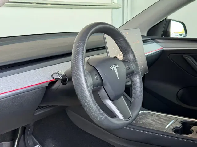 Tesla Model Y — Фото автомобиля 10