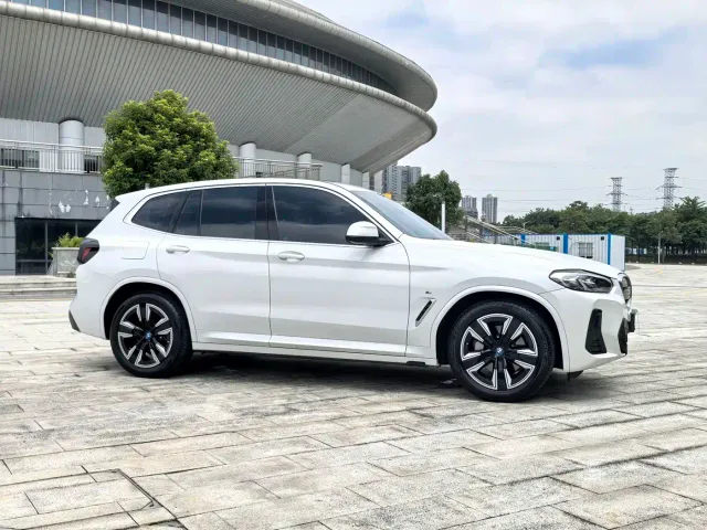 BMW iX3 — Фото автомобиля 4