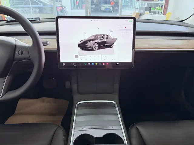 Tesla Model 3 — Фото автомобиля 13