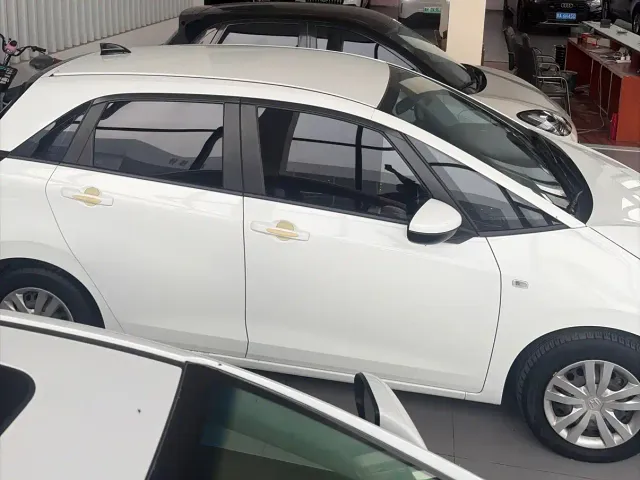Honda Fit — Фото автомобиля 3