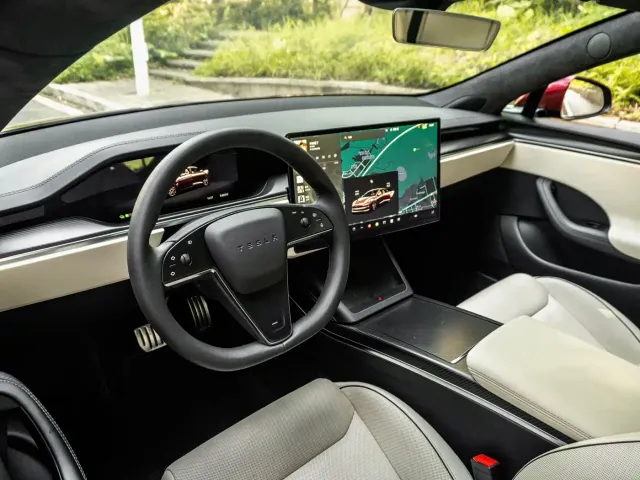Tesla Model S — Фото автомобиля 10