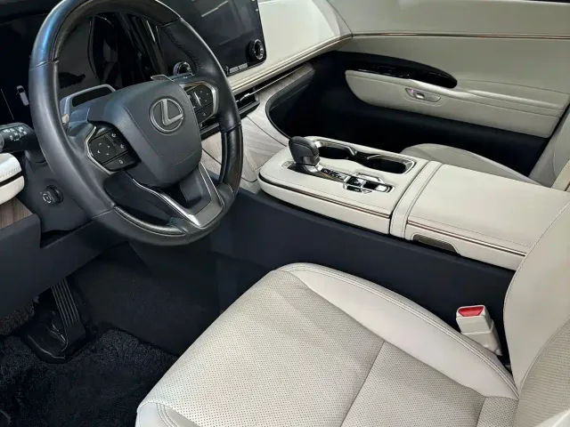 Lexus LM — Фото автомобиля 8