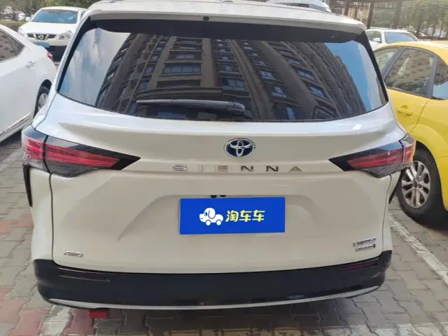 Toyota Sienna — Фото автомобиля 4