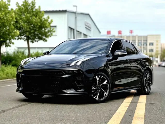 Lynk & Co 03 — Фото автомобиля 2