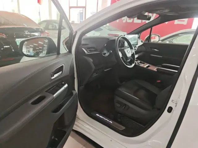 Toyota Sienna — Фото автомобиля 15