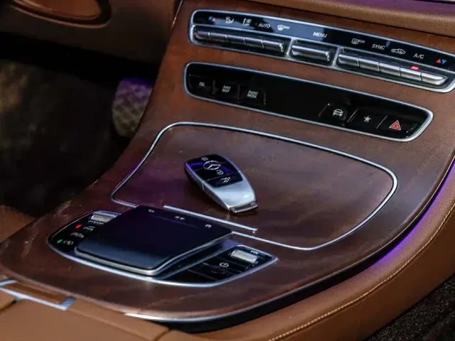 Mercedes-Benz E-Class — Фото автомобиля 26