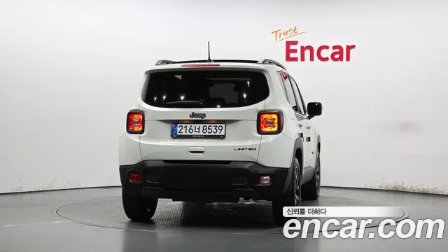 Jeep Renegade — Фото автомобиля 4