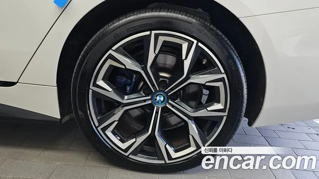 BMW i4 — Фото автомобиля 5