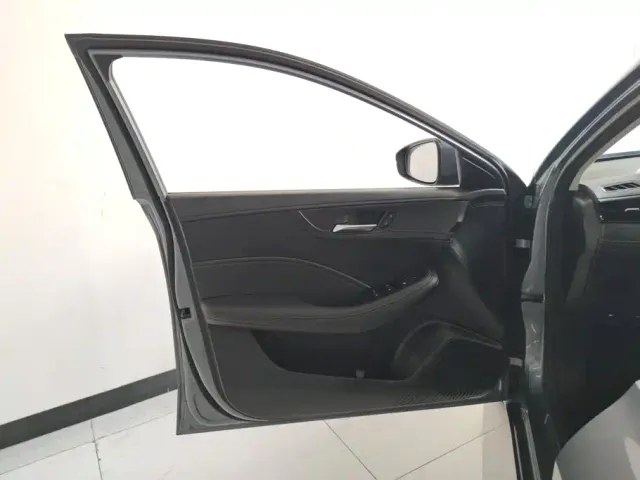Roewe i5 — Фото автомобиля 7