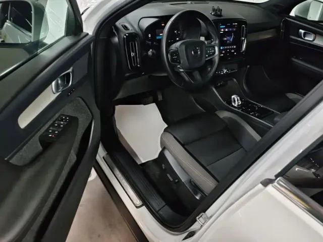 Volvo XC40 — Фото автомобиля 15