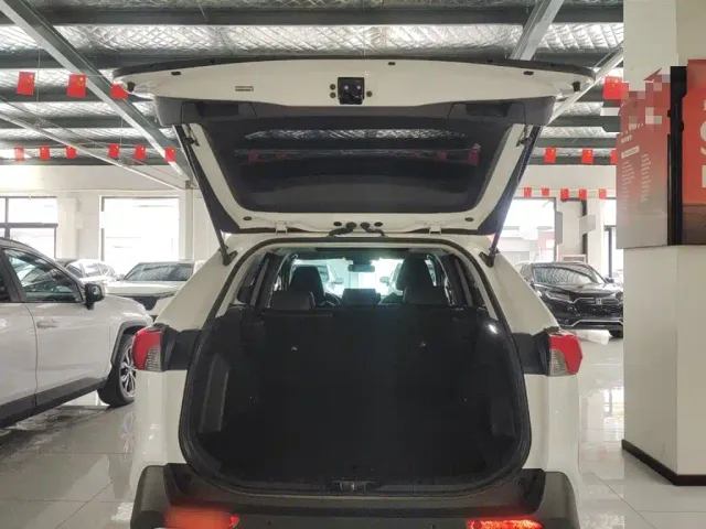 Toyota RAV4 — Фото автомобиля 18