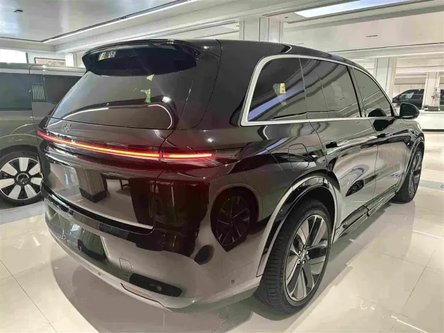 Li Auto L8 — Фото автомобиля 16