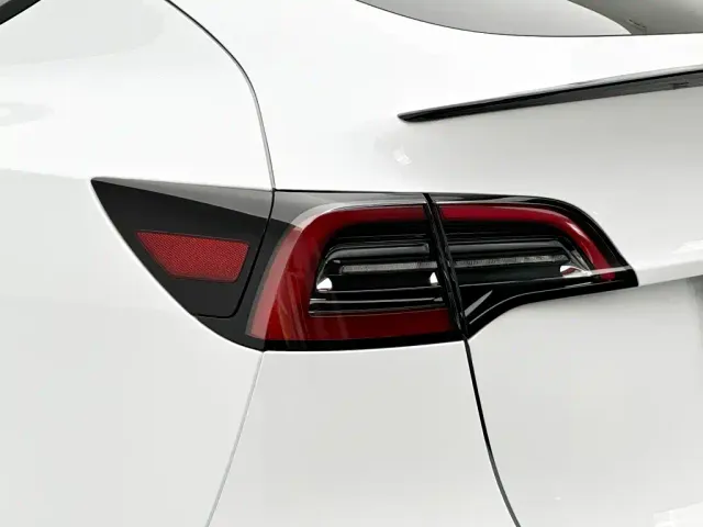 Tesla Model Y — Фото автомобиля 28